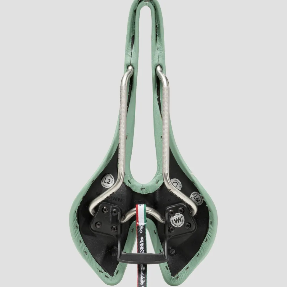 F30 Saddle