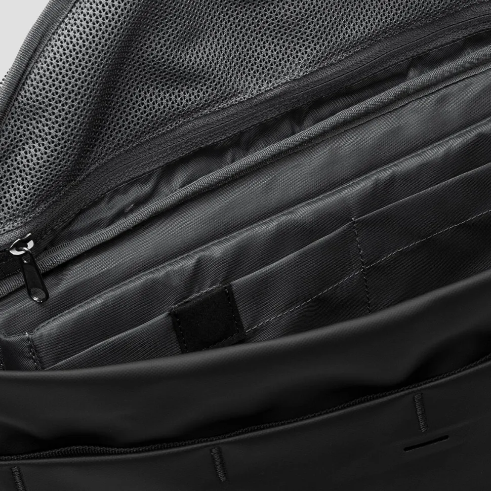 Hugger Base 15L Backpack